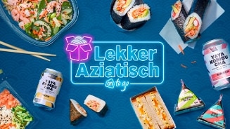 Assortiment van Aziatische gerechten en drankjes To Go, met sushi, pokébowl, onigiri en YAYA Kombucha drankjes, gepresenteerd op een blauw achtergrond met neon-tekst "Lekker Aziatisch" van Albert Heijn.
