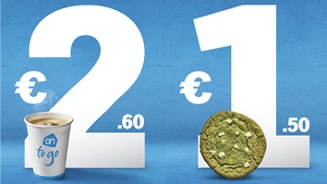 Kop zwarte koffie van AH to go voor €2,60 en een matcha koek voor €1,50, afgebeeld tegen een blauwe achtergrond.
