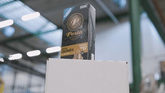 Perla Superiore Origins Colombia Espresso capsules in magazijnomgeving