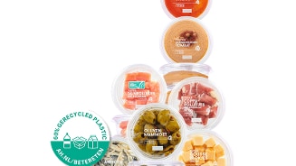 Albert Heijn tapasassortiment met onder andere olijven, mascarpone chili dip en Goudse blokjes, verpakt in 60% gerecycled plastic.