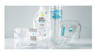 Verpakkingen van Albert Heijn producten, waaronder AH rijstwafels, AH natuurlijke mineraalwater, en AH Kletskoppen.