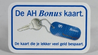 AH Bonuskaart met sleutelhanger en tekst "De kaart die je lekker veel geld bespaart."