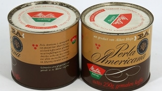 Twee blikken Perla Americana koffie van Albert Heijn, gemalen koffie van 250g, met Melitta maling.