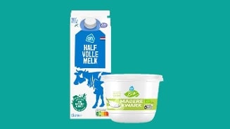 Albert Heijn AH halfvolle melk en AH Biologische magere kwark op een groene achtergrond.