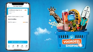 Smartphone met bestelpagina van AH Voordeelshop naast blauwe winkelmand gevuld met popcorn, bloemen, giraffe, achtbaan, surfplank en Ticket Deals op blauwe achtergrond