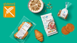Assortiment van glutenvrije producten van Albert Heijn, waaronder croissants, granola, Stroopwafels en een schaaltje yoghurt met granola, met een glutenvrij icoon op een turquoise achtergrond