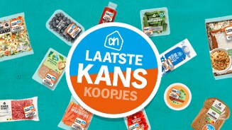 Diverse Albert Heijn voedingsproducten rondom een cirkel met de tekst "Laatste Kans Koopjes" op een blauwe achtergrond.