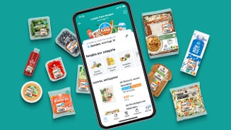 Smartphone met Albert Heijn app geopend op 'Laatste Kans Koopjes' pagina, met producten en kortingslabels, campagnebeeld met AH-logo en tekst 'Laatste Kans Koopjes' op turquoise achtergrond.