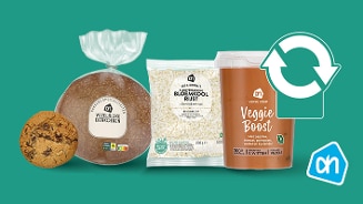 Assortiment van Albert Heijn huismerk producten, waaronder vezelrijke eierkoeken, bloemkoolrijst, en Veggie Boost soep, met een recycle symbool.