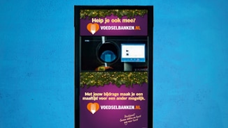 Inzamelingsactie van Voedselbanken Nederland bij een automaat, met oproep om mee te helpen en maaltijden mogelijk te maken voor anderen