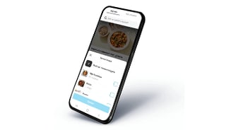 Smartphone-scherm met een Albert Heijn-app, waarin een recept voor vegacurry met groenten wordt weergegeven.