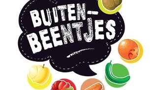 Illustratie van de Albert Heijn 'Buitenbeentjes' campagne met diverse groenten en fruit, zoals een kiwi, sinaasappel, appel, paprika, wortel en komkommer.