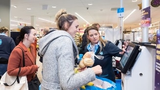 Klanten bij de kassa in een Albert Heijn supermarkt.