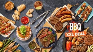 BBQ XXL DEAL: Diverse selectie van gegrild vlees, hamburgers, worsten, spiesjes en groente op een tafel, met brood en sauzen, gepresenteerd voor een BBQ.