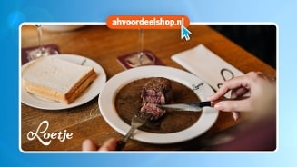 Biefstuk in jus op een bord met wit brood, geserveerd bij Loetje restaurant