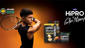 Tennisser met racket op een oranje achtergrond, naast Danone HiPRO proteïneproducten met ABN AMRO Open logo