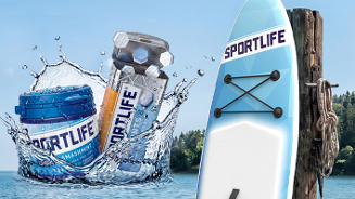 Sportlife kauwgom producten spetterend in water naast een supboard aan een steiger, met meer en bomen op de achtergrond.