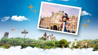Afbeelding van het attractiepark Efteling met sprookjesachtige gebouwen, een groene bosrijke omgeving en een foto van het Efteling Hotel met een mascotte op de voorgrond tegen een blauwe lucht met wolken en gouden sterren.