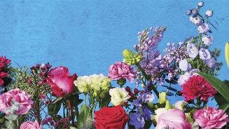 Bloemenboeket tegen een blauwe achtergrond