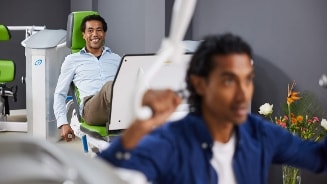 Man aan het trainen op een leg press machine in een fitnessruimte.