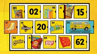 Adventskalender met vakjes voor Doritos, Cheetos, Lay's, een kampeertrip weekendbusje, en kampeeruitrusting.