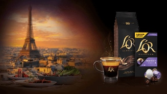 L'OR Espresso productassortiment met de Eiffeltoren op de achtergrond en gerechten op tafel.