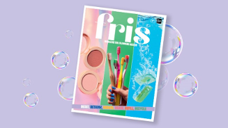 Omslag van het Albert Heijn magazine 'Fris' met afbeeldingen van make-uppoeder, gekleurde tandenborstels en ijsklontjes, tegen een achtergrond met kleurrijke vlakken en zeepbellen.