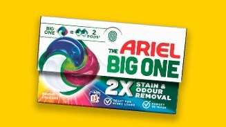 Ariel Big One wasmiddel pods verpakking met tekst "2X vlek- en geurverwijdering" op een gele achtergrond.