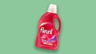 Fleuril Color wasmiddel fles op een groene achtergrond