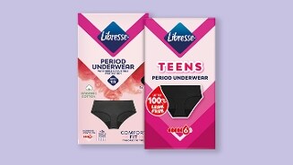 Twee verpakkingen Libresse period underwear, één voor volwassenen van biologisch katoen en één speciaal voor tieners, beide met afbeelding van zwart menstruatieondergoed op een paarse achtergrond.