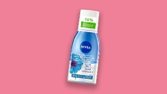 NIVEA oogmake-up remover met korenbloemextract op een roze achtergrond