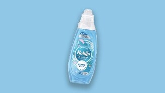 Fles Robijn Quickwash vloeibaar wasmiddel tegen een blauwe achtergrond