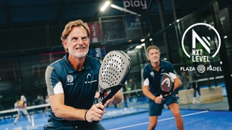 Twee padelspelers in actie op een indoor padelbaan bij Plaza Padel, met NXT Level-logo op de achtergrond.