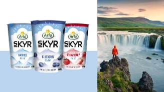 Drie bekers Arla Skyr yoghurt in de smaken naturel, blueberry en strawberry, naast een afbeelding van een persoon die uitkijkt over een waterval en een groen IJslands landschap.