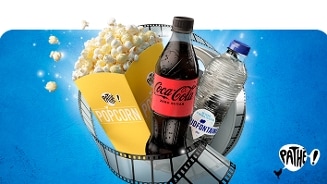 Bioscoopactie met popcorn, cola en waterflesje