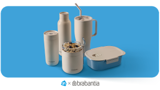 Verschillende beige en blauwe Brabantia bewaarbakjes, drinkbekers en een thermosfles op een blauwe achtergrond, met Albert Heijn en Brabantia logo's onderaan.