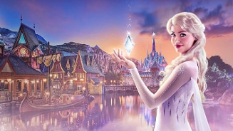 Prinses Elsa uit Disney's Frozen houdt een magisch kristal vast in haar hand, met op de achtergrond het koninkrijk Arendelle met kleurrijke gebouwen en een kasteel bij het water tijdens zonsondergang.