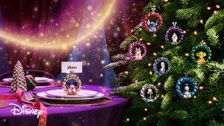 Disney kersttafel met kerstboom versierd met Disney-kerstornamenten en feestelijk gedekte tafel