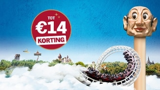 Achtbaan in pretpark met actie "tot €14 korting" in rode cirkel, blauwe lucht en attracties op de achtergrond.
