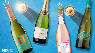 Vier flessen mousserende wijn, waaronder H! Barcelona, Codorníu Cuvée Clasico Brut, Cosecha Tardia Sparkling Rosé en Fontanafredda Moscato d'Asti, liggen naast elkaar op een blauwe ondergrond met twee gevulde wijnglazen. Linksonder staat een NIX18-logo.