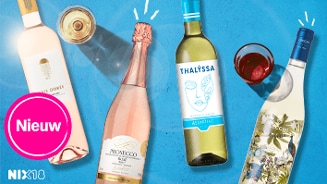 Vier flessen wijn en prosecco, waaronder Cave Dorée, Prosecco Rosé, Thalyssa Assyrtiko en Cecchi, gepresenteerd op een blauwe achtergrond met twee glazen wijn. Links staat een roze cirkel met het woord "Nieuw" en onderaan het NIX18-logo.