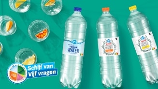 Drie flessen AH mineraalwater (naturel, bruisend, bruisend met citroen) naast glazen water met schijfjes fruit, op een groene achtergrond met het logo van de Schijf van Vijf en de tekst "Schijf van Vijf vragen".