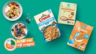 Ontbijt met ontbijtgranen: een kom yoghurt met fruit en muesli, een kom yoghurt met blauwe bessen en granola, een verpakking Quaker Cruesli Zero Sugar Added, een pak AH volkoren havermout fijne vlokken en een doos AH granola noten. Tekst in beeld: “Schijf van Vijf vragen”.