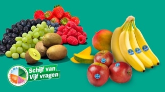 Verschillende soorten vers fruit, waaronder druiven, kiwi, aardbeien, frambozen, mango, bananen en appels met Chiquita en Pink Lady labels, gepresenteerd bij een afbeelding van de Schijf van Vijf.
