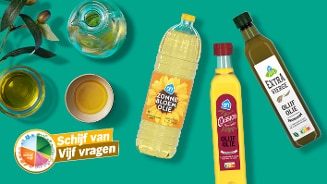 Afbeelding van verschillende olieproducten van Albert Heijn, waaronder zonnebloemolie en olijfolie (extra vierge en classico), met een Schijf van Vijf vragen label en enkele kommen met olie en een olijftak op een groene achtergrond.