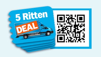 Stapel blauwe kaarten met tekst "5 Ritten DEAL" en een afbeelding van een blauwe bestelbus, naast een grote QR-code op een witte achtergrond.