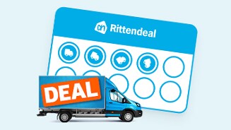 Afbeelding van een blauwe Albert Heijn bestelwagen met een opvallend DEAL-bord, voor een AH Rittendeal spaarkaart met icoontjes van bezorgwagens.