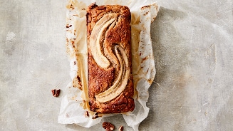 Bananenbrood met pecannoten op bakpapier