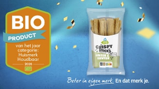 Biologisch product van het jaar 2026 in de categorie huismerk houdbaar, met een verpakking AH Biologisch Crispy Sticks linzen & erwten, omringd door confetti op een blauwe achtergrond.