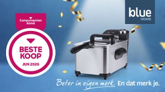 Roestvrijstalen friteuse van het merk Blue Home, bekroond met het Consumentenbond Beste Koop-keurmerk juni 2026, met feestelijke slingers op een blauwe achtergrond en de slogan "Beter in eigen merk. En dat merk je."